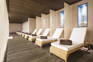 Couples treatment rooms, body treatments, hot stone massages