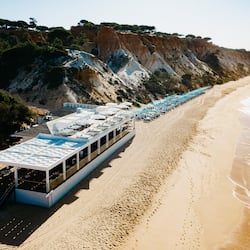 Plage, sable blanc, chaises longues, parasols