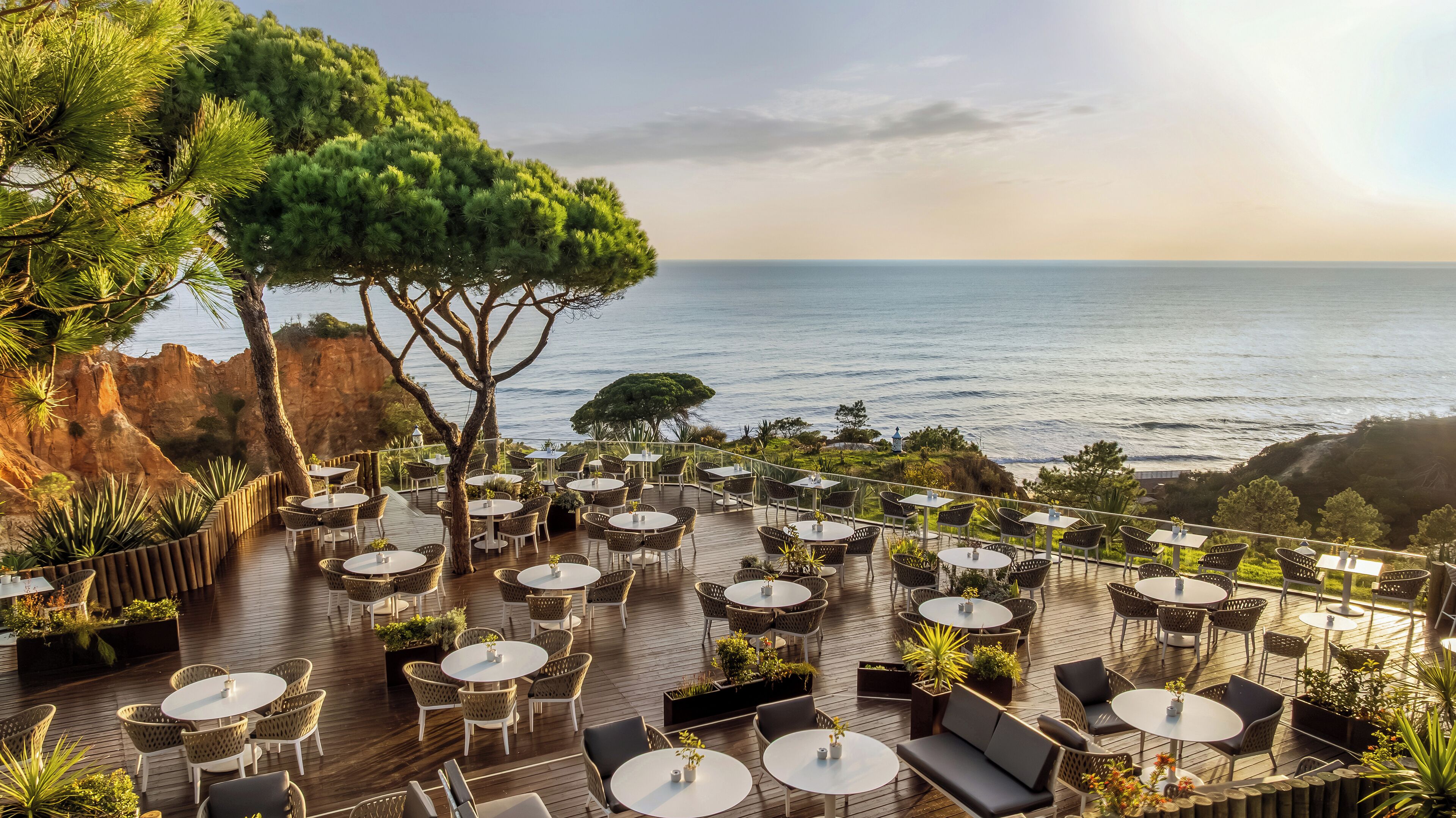 3 Bars/Lounges, 3 Poolbars, Strandbar