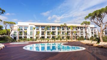 Een binnenzwembad, 7 buitenzwembaden en parasols bij het zwembad