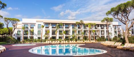 Indoor pool, 7 outdoor pools, pool umbrellas, sun loungers