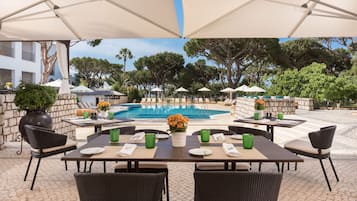 Serveert ontbijt, lunch, Mediterrane gerechten, uitzicht op het zwembad