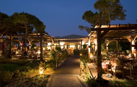 13 restaurantes, se sirven desayunos, comidas y cocina mediterránea