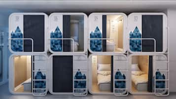 Dormitorio compartido, dormitorio mixto, baño en la habitación (Capsule Deluxe) | Ropa de cama de alta calidad y tabla de planchar con plancha 