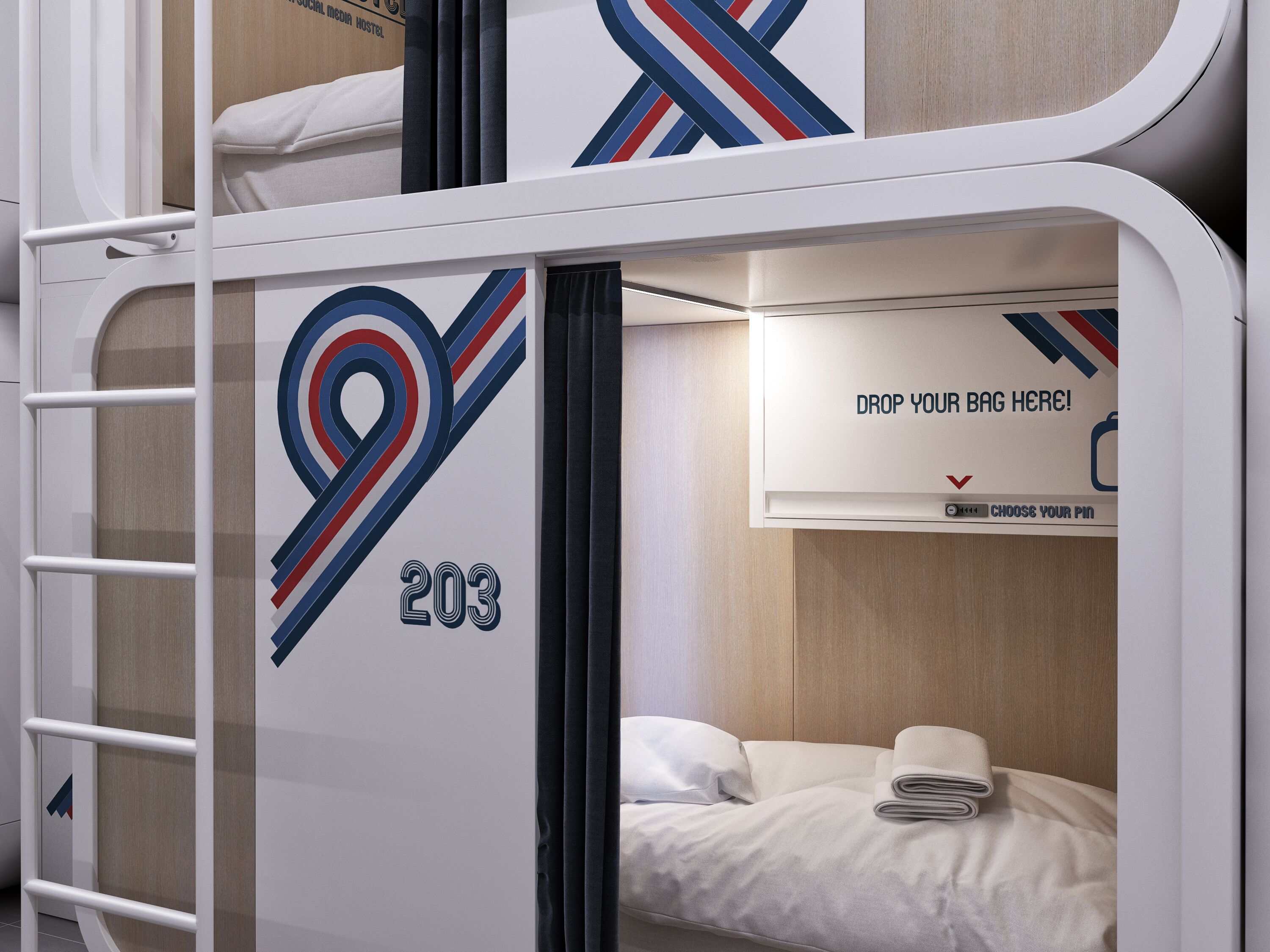 Un lit superposé portant le numéro « 203 » et une pancarte indiquant « DÉPOSEZ VOS BAGAGES ICI ! », signalant ainsi un espace de stockage pour les bagages.