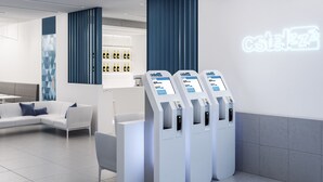 Un moderno vestíbulo de hotel con mostrador de recepción, zona de estar y un letrero de neón.