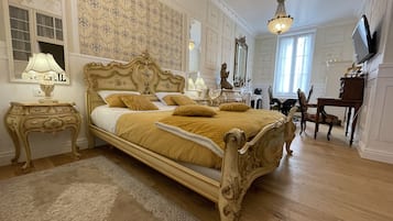 Double Room, Garden View | 1 bedroom, minibar, individually decorated, individually furnished