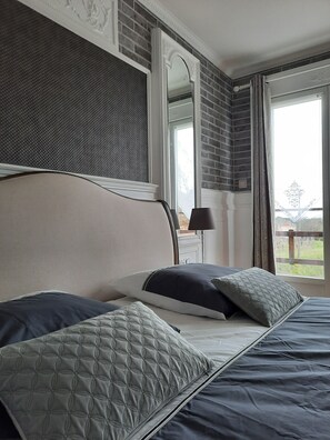 Room, Vineyard View