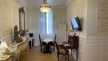 Minibar, décoration personnalisée, ameublement personnalisé, bureau