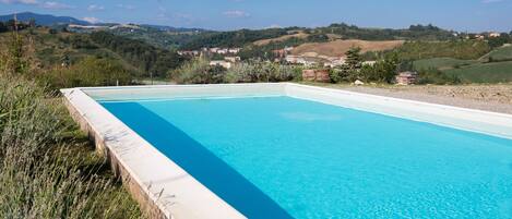 Una piscina al aire libre