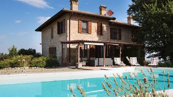 Una piscina al aire libre