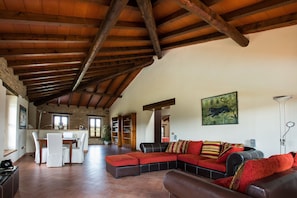 Vila, 4 quartos, piscina particular | Sala de estar | TV de tela plana