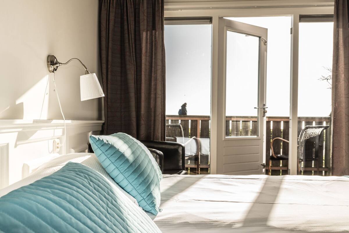 Tweepersoonskamer, balkon, uitzicht op zee | Een kluis op de kamer, een bureau, babybedden (toeslag)