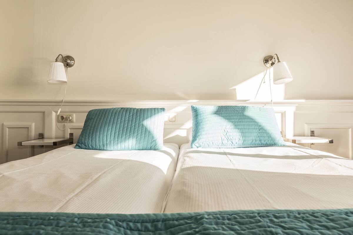 Een kluis op de kamer, een bureau, babybedden (toeslag)