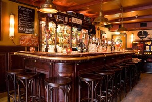 Bar (trong khuôn viên)