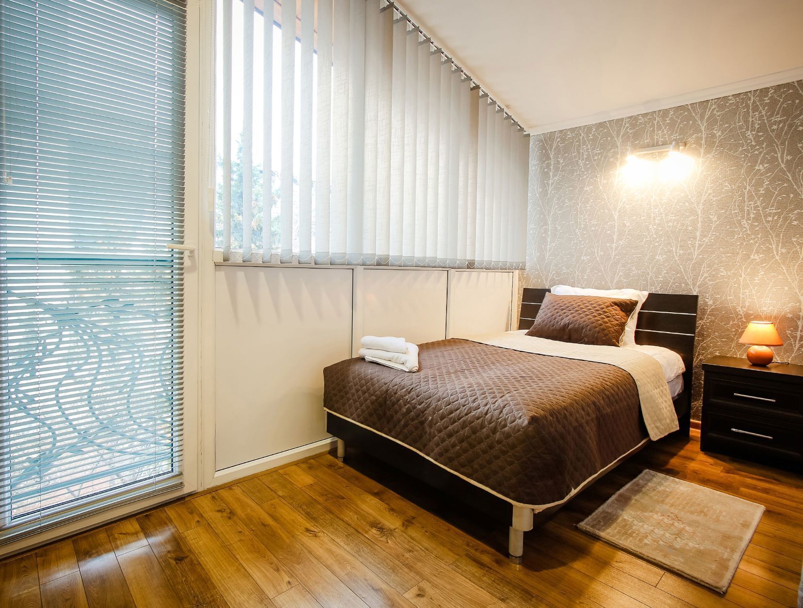 Tabla de planchar con plancha, wifi gratis y ropa de cama 
