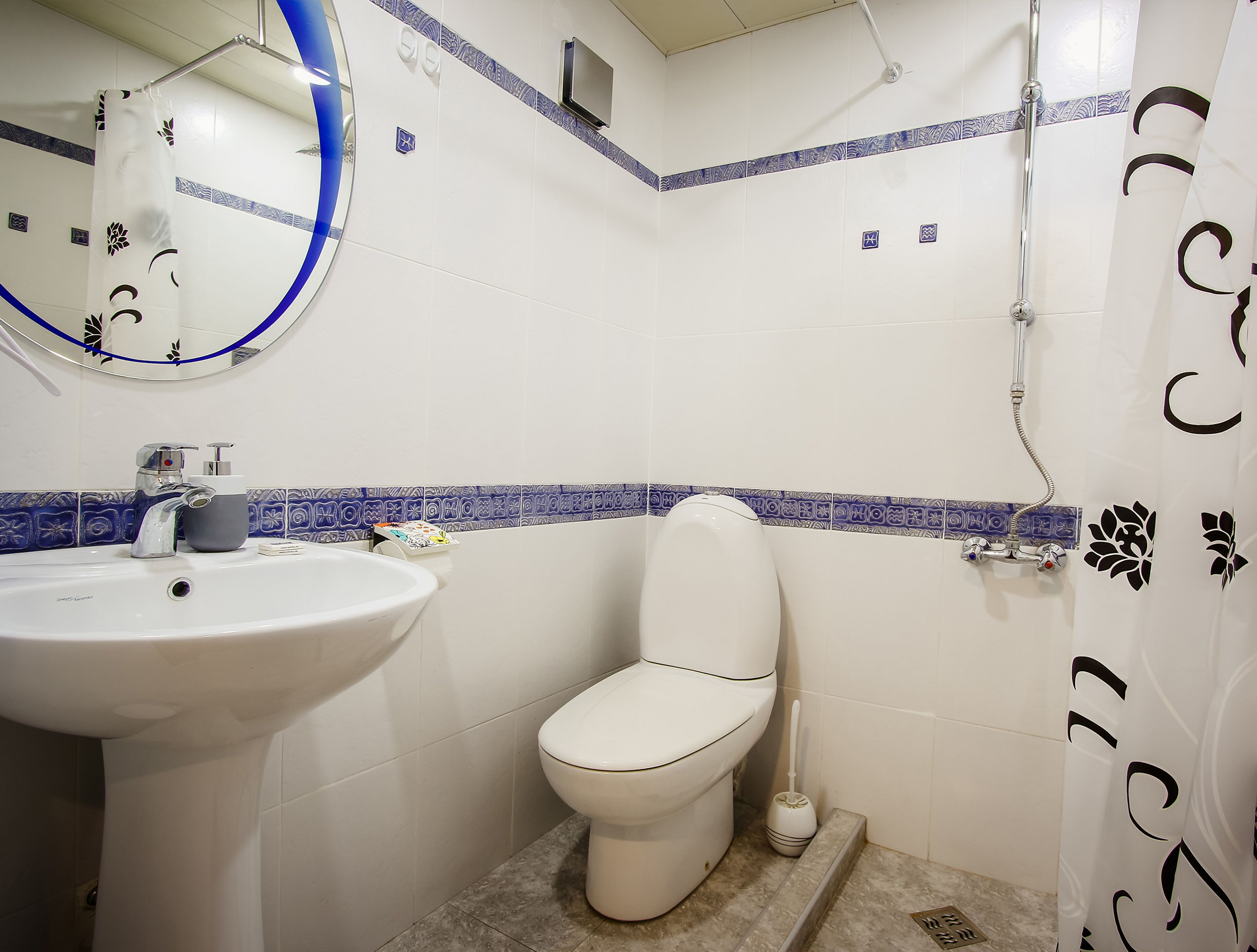 deluxe double room | bathroom | shower, free toiletries, hair dryer, bathrobes