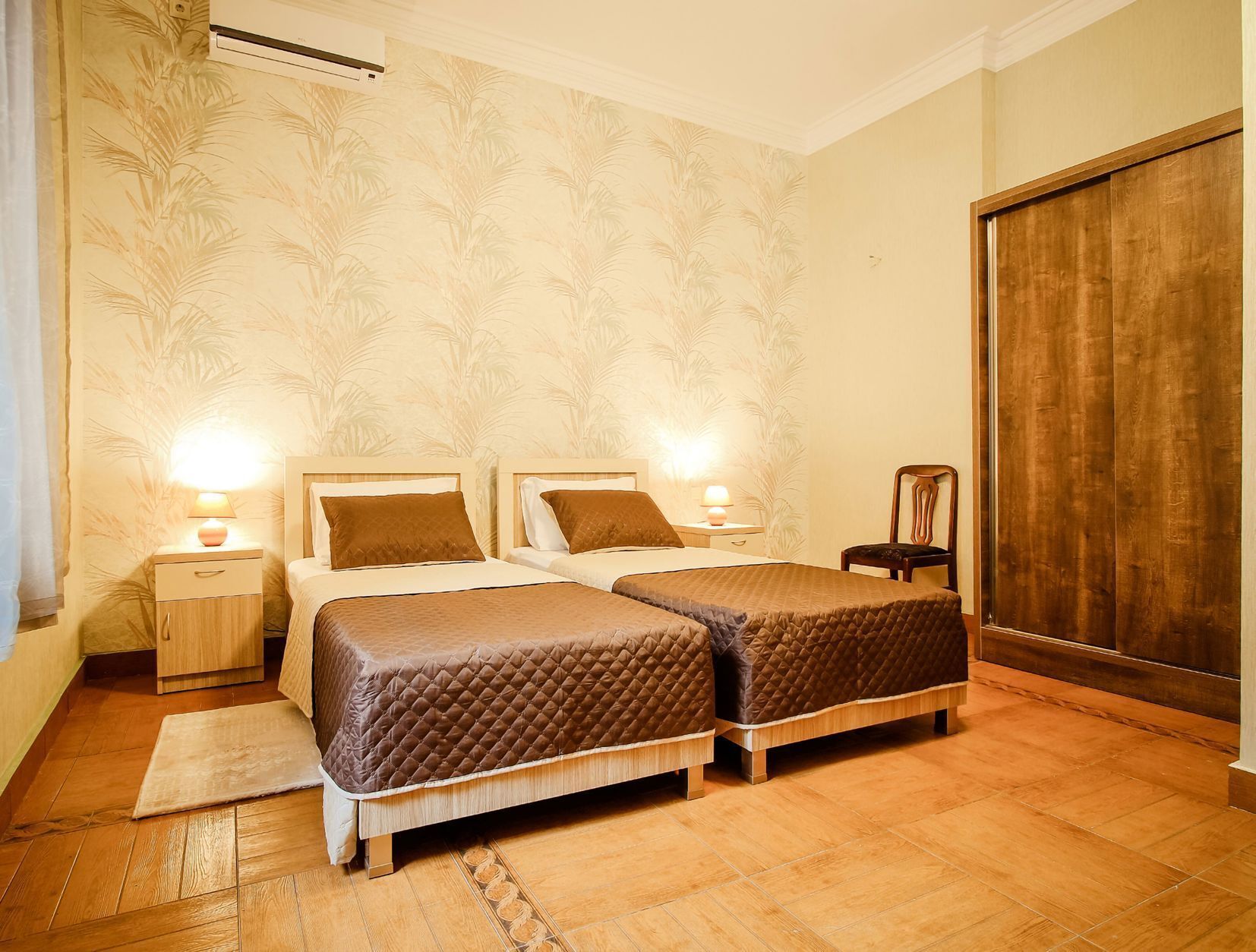 Tabla de planchar con plancha, wifi gratis y ropa de cama 