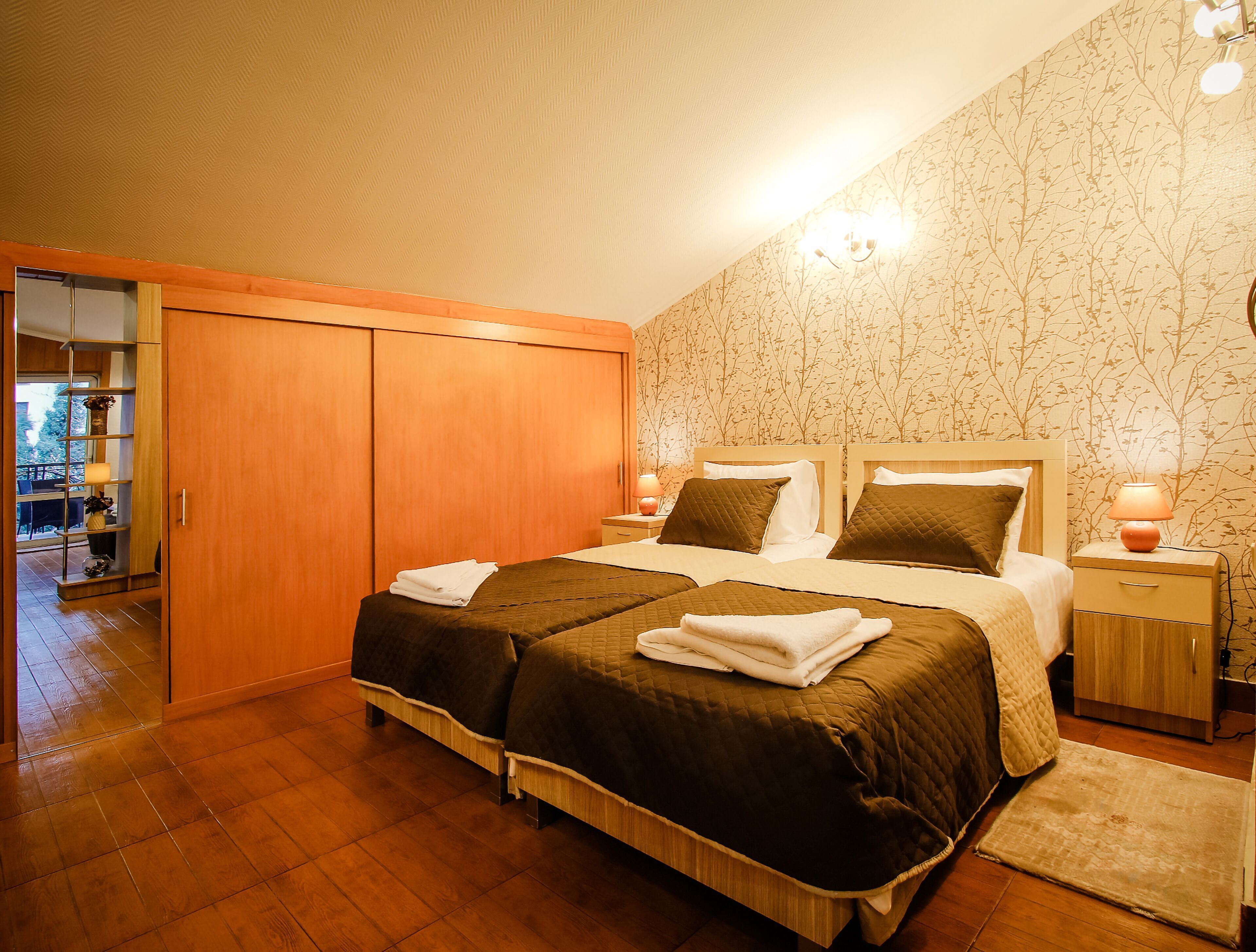 Tabla de planchar con plancha, wifi gratis y ropa de cama 