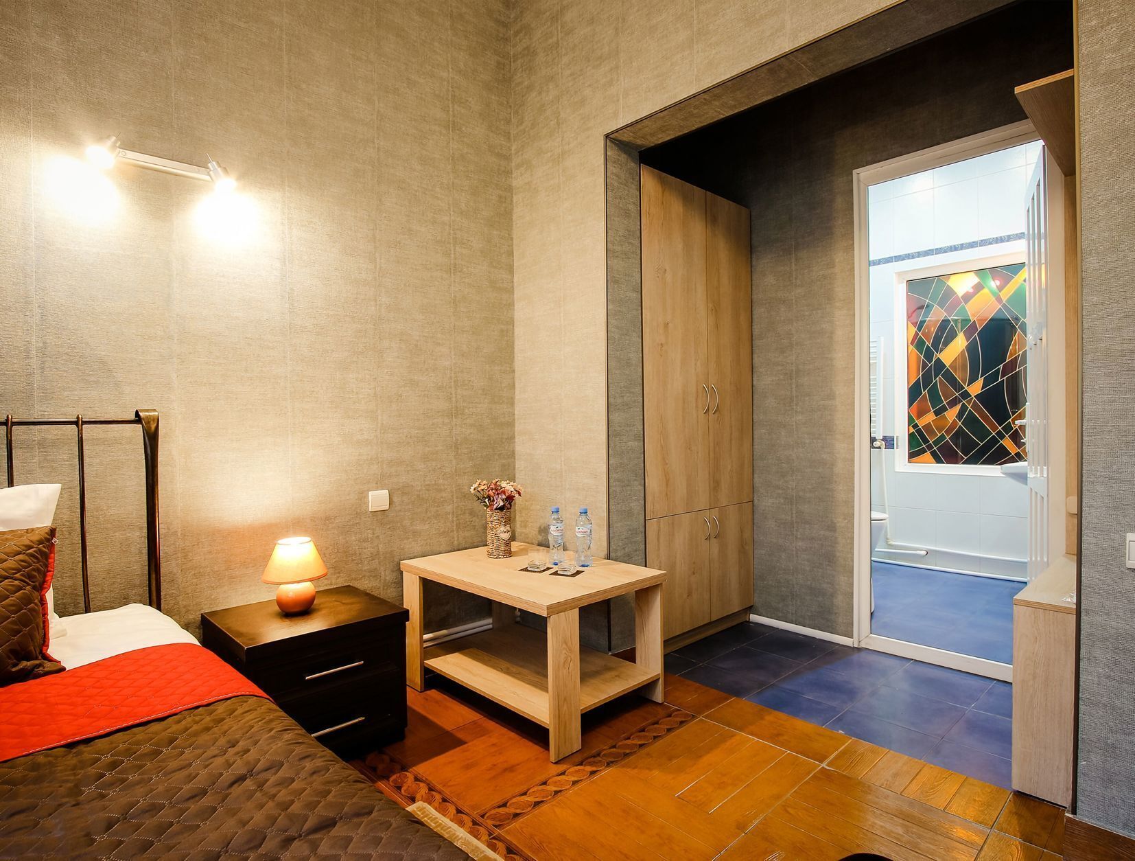 Tabla de planchar con plancha, wifi gratis y ropa de cama 
