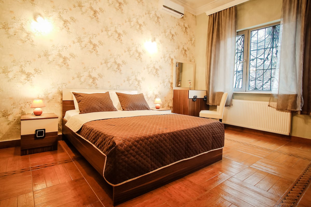 Deluxe Double Room, 1 King Bed, Non Smoking | Iron/ironing board, free WiFi, bed sheets
