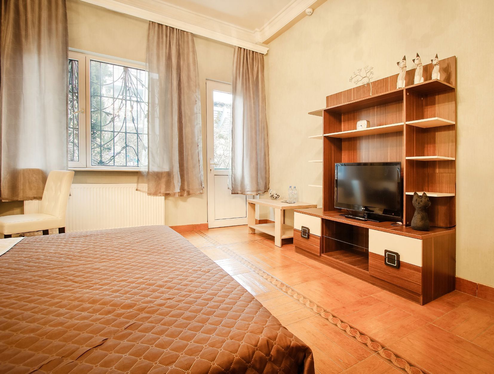 Tabla de planchar con plancha, wifi gratis y ropa de cama 