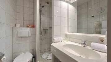 Standard-Doppelzimmer, Balkon, Seeblick | Badezimmer | Kostenlose Toilettenartikel, Haartrockner, Bademäntel, Handtücher