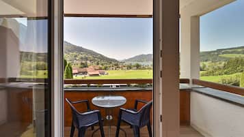 Standard-Doppelzimmer, Balkon, Seeblick | Zimmersafe, Schreibtisch, kostenloses WLAN, Bettwäsche