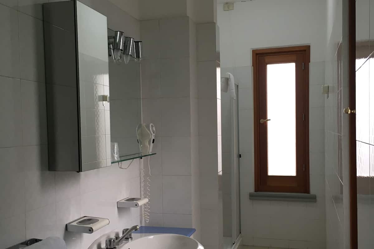 Classic Double or Twin Room, 1 Bedroom, Accessible, Balcony | Bathroom