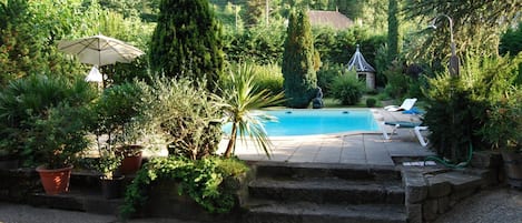 Una piscina al aire libre de temporada, tumbonas