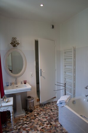 Habitación doble estándar | Baño | Tina profunda, amenidades de baño gratuitas, secadora de cabello 