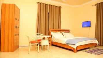 Chambre Double | Coffres-forts dans les chambres, bureau, Wi-Fi gratuit, draps fournis