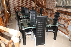 Frokost, lunsj og middag serveres, lokale retter 