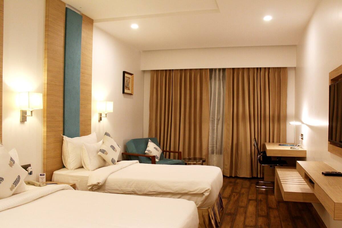 Kamar Klub, 1 Tempat Tidur King | Seprai premium, brankas, meja kerja, dan kedap suara