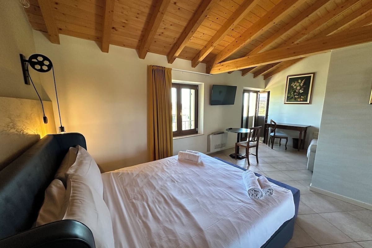 Chambre romantique double | Couette en duvet, coffre-fort, accĂšs au Wi-Fi (inclus), literie fournie