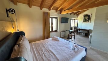 Romantic Double Room | Down comforters, in-room safe, free WiFi, bed sheets