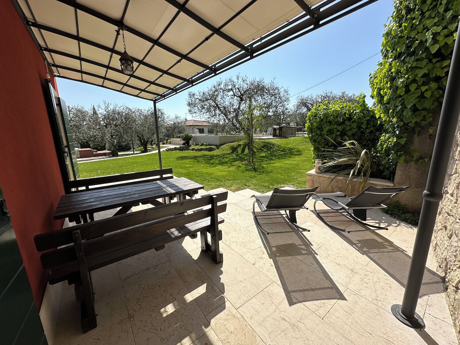 頂級客房, 1 張特大雙人床, 露台, 花園景 | 羽絨被、房內夾萬、免費 Wi-Fi、床單