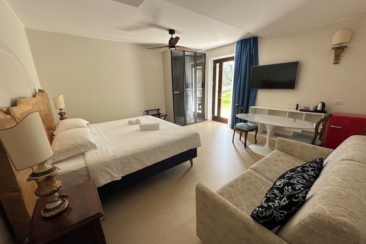 Grand Room, 1 King Bed, Terrace, Garden View | Down comforters, in-room safe, WiFi (free), bed sheets