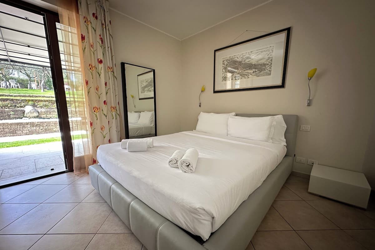 Classic-Doppelzimmer, Terrasse | Daunenbettdecken, Zimmersafe, kostenloses WLAN, Bettwäsche