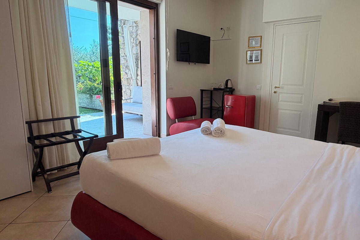 Double Room, Terrace | Down comforters, in-room safe, WiFi (free), bed sheets