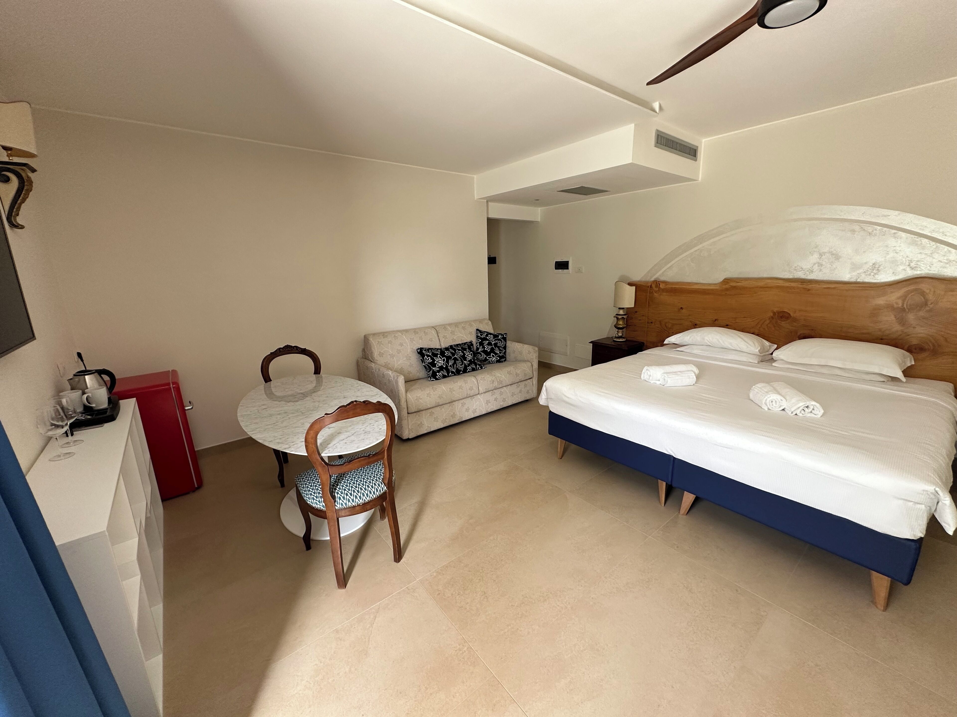 頂級客房, 1 張特大雙人床, 露台, 花園景 | 羽絨被、房內夾萬、免費 Wi-Fi、床單