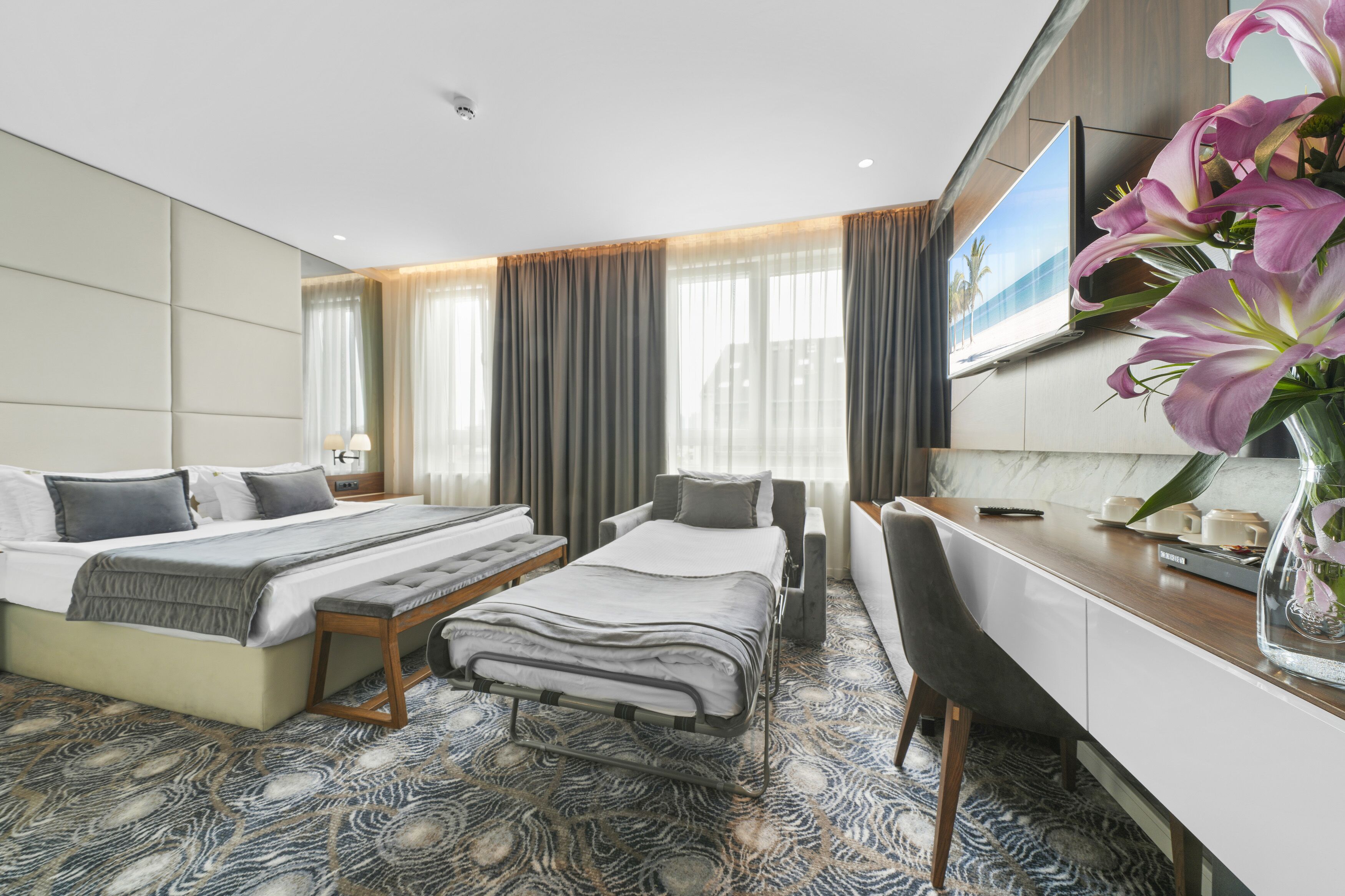 family room  with free parking | hypo-allergenic bedding, minibar, in-room safe, desk
