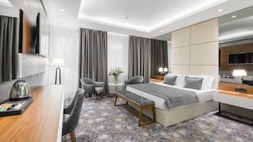 Hypo-allergenic bedding, minibar, in-room safe, desk