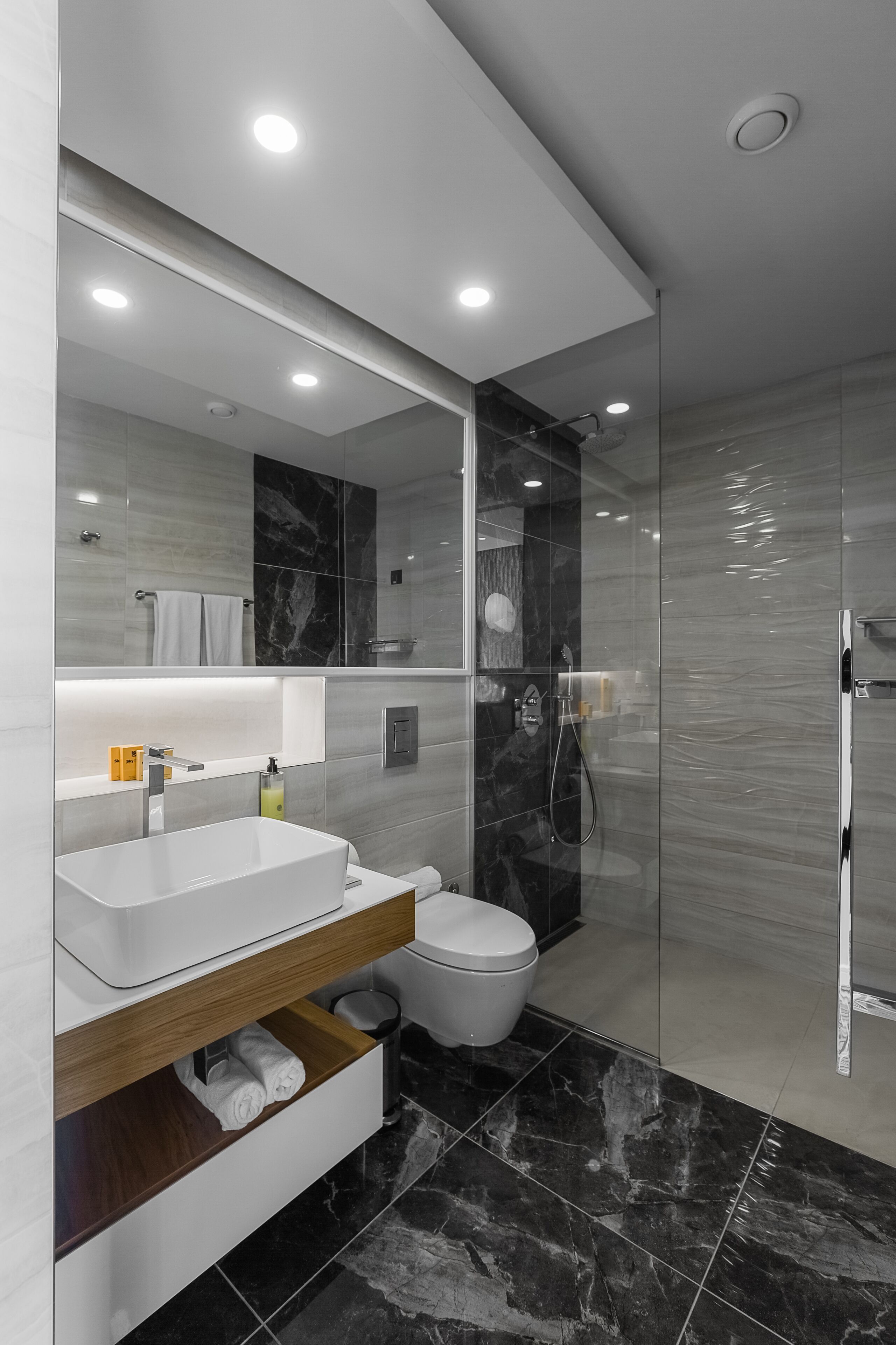 shower, free toiletries, hair dryer, towels