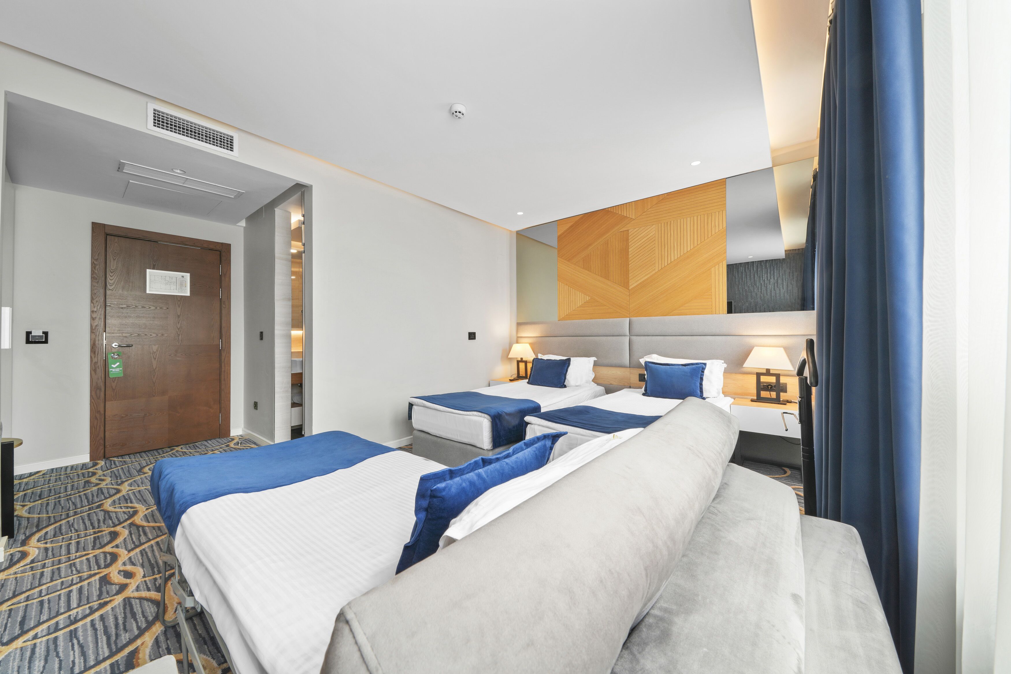 family room  with free parking | hypo-allergenic bedding, minibar, in-room safe, desk