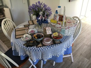 Cottage, 2 Bedrooms | In-room dining - The Best Exotic Magnolia Cottage (Bundanoon)