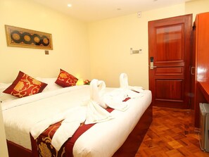 Quarto casal standard | Frigobar, escrivaninha, ferros/tábuas de passar roupa