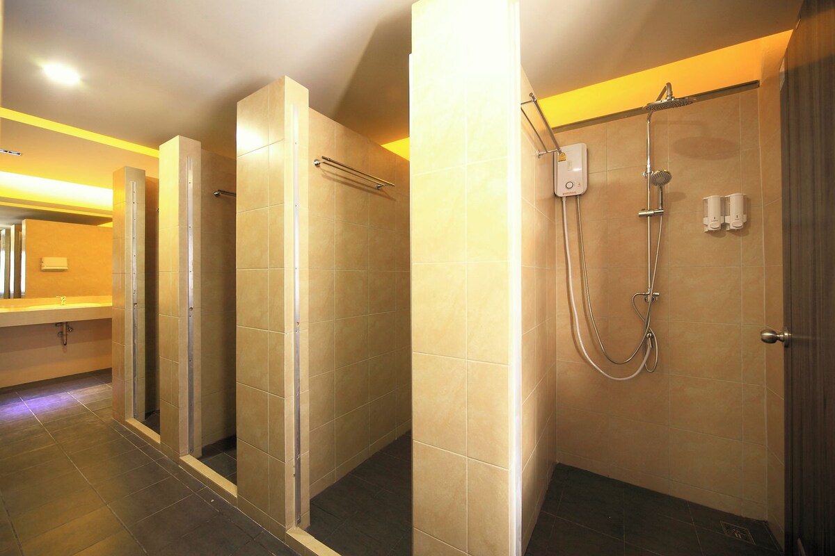 KING ROOM WITH SHARED BATHROOM