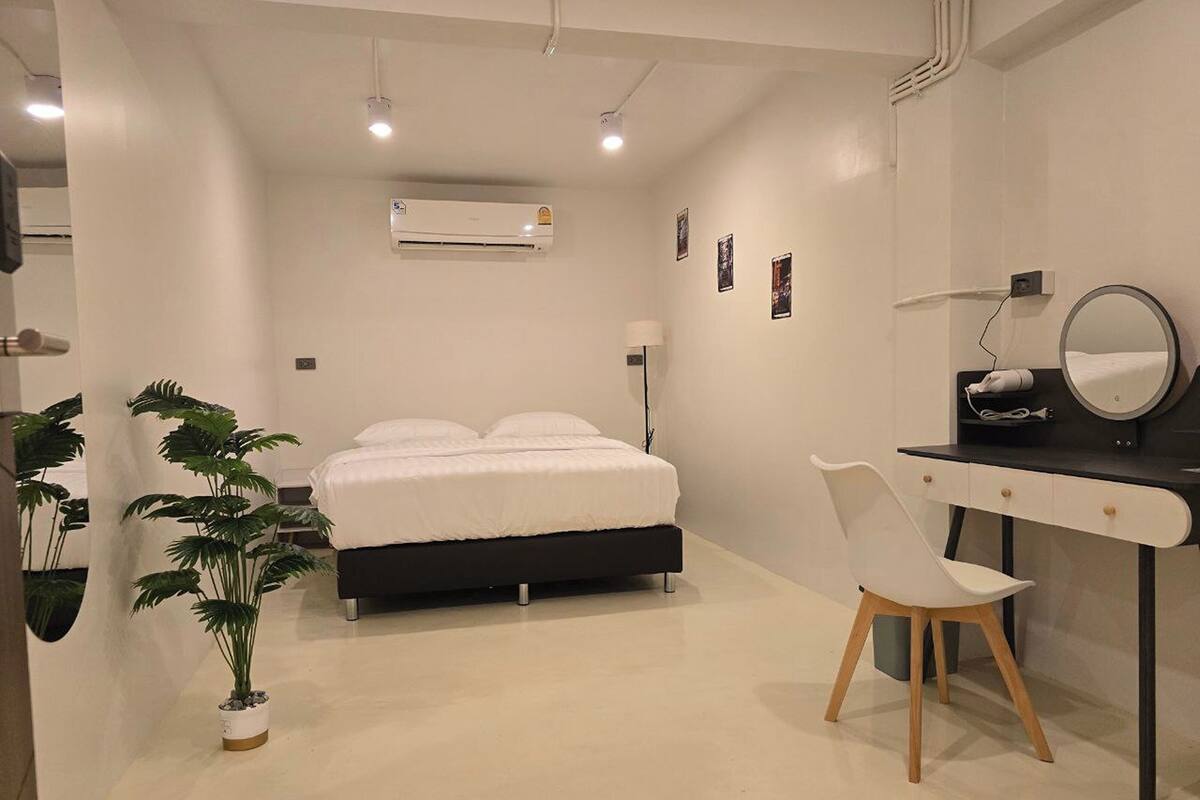 Superior Queen Room with Shared Bathroom | Minibar, phòng cách âm, truy cập Internet không dây miễn phí