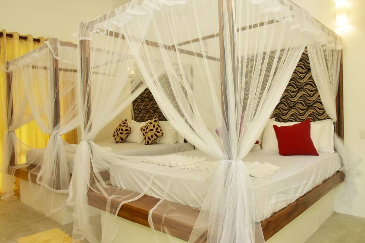 Suite familiar, balcón | Sábanas de algodón egipcio y ropa de cama de alta calidad